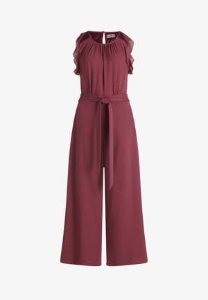 Bordowy kombinezon z falbanami na rękawach, wycięciem na plecach i wiązanym paskiem w talii, wykonany z gładkiego, lekkiego materiału; szerokie nogawki.