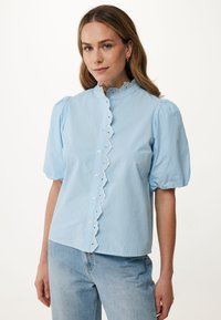 Světle modrá pruhovaná blůza s nabíranými rukávy a límcem s krajkovým lemem, s zapínáním na knoflíky a volným střihem.