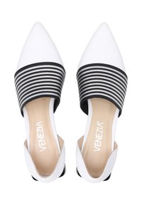 Spitze Schuhe mit weißem Lederfinish und einem schwarz-weiß gestreiften elastischen Band um den Mittelfuß. Offenes Rückendesign.
