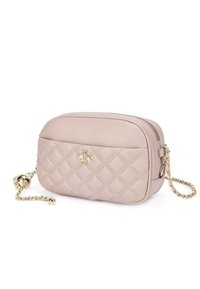 Borsa a tracolla in pelle rosa trapuntata, forma arrotondata, tracolla in catena dorata, accentata da logo frontale, chiusura con zip. Texture liscia con motivo a diamante.