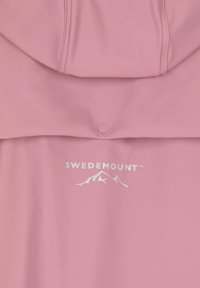 Veste imperméable rose avec capuche, texture lisse, et un logo blanc "SWEDEMOUNT" avec un graphique de montagne près du bas.