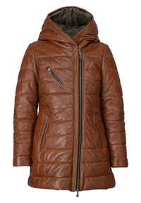 Chaqueta de cuero marrón con capucha, que presenta un diseño acolchado, dos bolsillos laterales con cremallera y un cierre frontal con cremallera. El forro interior es de color verde.