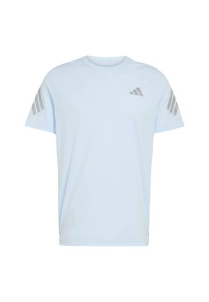 Světle modré tričko s krátkým rukávem a kulatým výstřihem, zdobené šedými proužky na rukávech a logem na hrudi.