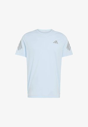 Světle modré tričko s krátkým rukávem a kulatým výstřihem, zdobené šedými proužky na rukávech a logem na hrudi.