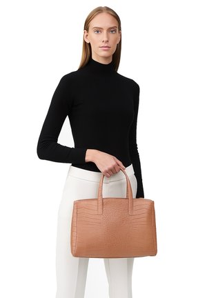 Borsa a tracolla in ecopelle marrone chiaro con texture a coccodrillo, forma rettangolare, due manici corti e design spazioso.