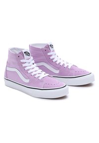 Zapatillas altas de ante lavanda con cordones blancos, presentan una franja lateral blanca y suela de goma negra. Acabadas con el logo en la lengüeta.