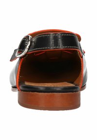 Schwarzer Lederschuh mit offenem Rücken, orangefarbenen Akzenten und einer silbernen Schnalle. Der Absatz ist aus Holz und verleiht dem Design Textur und Kontrast.