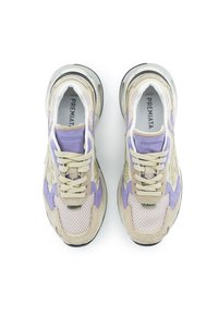 Sneaker mit einem Obermaterial aus Mesh, beige und lavendelfarbenen Akzenten, Gummisohle, runder Zehenform und auffälligen Schnürsenkeln. Markenlogo auf der Zunge sichtbar.