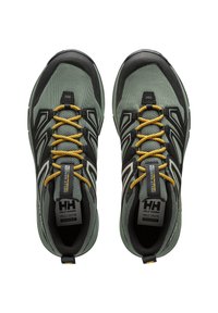 Zelené a černé sportovní boty s žlutými tkaničkami, síťovaným svrškem a gumovou podrážkou. Mají značku Helly Tech a voděodolný design.