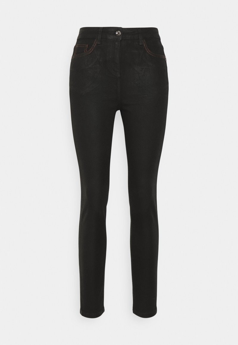 Vaqueros skinny negros de denim, con cierre de botón en la parte frontal, costura sutil en color naranja y diseño clásico de cinco bolsillos.