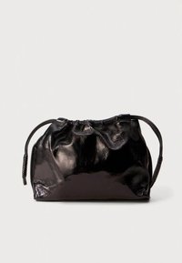 Crna torbica izrađena od sjajnog, teksturiranog materijala s naboranim vrhom i tankim remenom za rame. Ima čisti, zaobljeni oblik.