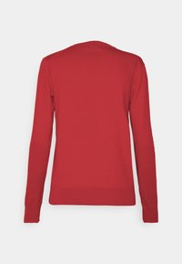 Röd långärmad tröja visad platt bakifrån med ribbade mudd och nederkant på en vit bakgrund.