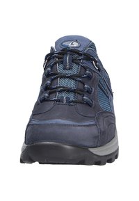 Chaussure de randonnée marine en mesh et en suède, dotée d'un col rembourré, d'accents bleus, d'un laçage et d'une semelle en caoutchouc texturée.