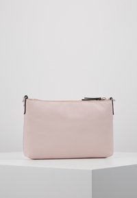 Vaaleanpunainen nahkakäsilaukku, jossa on sileä pinta, mustalla vetoketjulla ja hopeisilla yksityiskohdilla. Yksinkertainen suorakulmainen muotoilu, jossa on minimaalinen design.