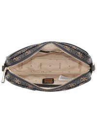 Schwarze synthetische Tasche mit goldenem Logo-Muster, Reißverschluss, und beigem Innenfutter mit "GUESS"-Druck. Enthält Innentasche und Etikett.