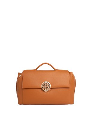 Borsa a mano in pelle marrone con manico superiore e chiusura rotonda dorata a forma di quadrifoglio sulla patta frontale, su sfondo bianco.