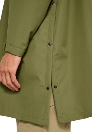Olivgrüner Regenmantel mit glatter Textur, versehen mit schwarzen Druckknöpfen an der Seite und einer taillierten Passform, gezeigt an Saum- und Manschettendetails.