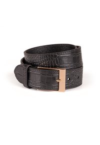 Cinturón de cuero negro con textura de cocodrilo y una hebilla rectangular de metal dorado, enrollado sobre fondo blanco.