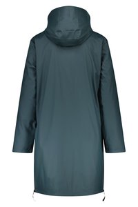 Vedennepropusný park s kapucí v tmavě petrolejové barvě, dlouhými rukávy a rovného střihu. Hladká textura s nastavitelnými bočními lemy.