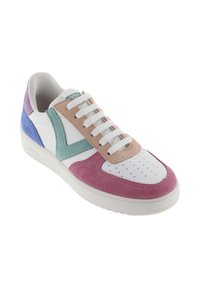 Vit sneaker med rosa, lila, blå, beige och teal mockadetaljer, vita snörning, perforerad tå och vit gummisula.