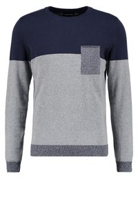 Pull à col rond à manches longues avec une partie supérieure marine, un corps et des manches gris clair, une poche texturée marine et des poignets et un ourlet assortis.