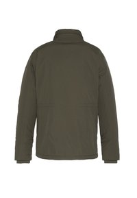 Oliwkowo-zielona ocieplana kurtka, z kołnierzem typu stójka, długimi rękawami oraz gładką fakturą. Bez widocznych zapięć ani wzorów.