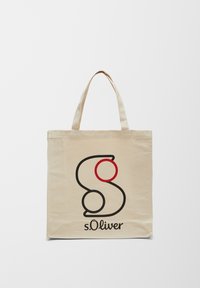 Platnena torba u bež boji s crnim i crvenim dizajnom s.Oliver logotipa. Sadrži dve čvrste drške od odgovarajuće tkanine za nošenje.