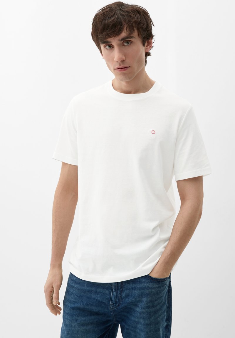 s.Oliver MIT LOGO STICKEREI - T-Shirt basic - weiß