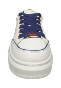 Sneaker bianco con accenti blu navy, tomaia testurizzata, suola spessa bianca, occhielli bronzo e logo "Alexander Smith" sulla linguetta.