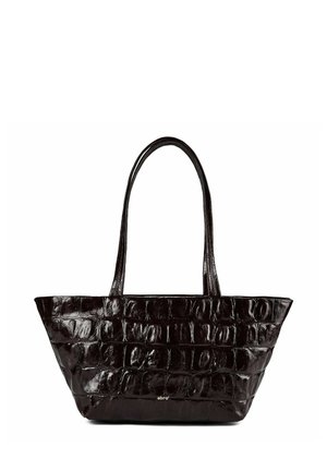 Zwarte leren totebag met krokodillenstructuur, twee lange handvatten en klein zilver "abro" logo aan de voorkant in het midden.