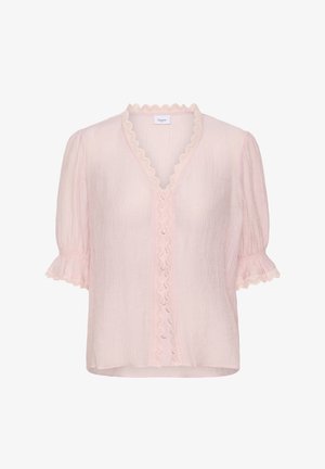 Gaiši rozā blūze no teksturēta auduma ar V veida izgriezumu, viļņotu malu un īsiem pūkainiem piedurknēm ar volānveida aprocēm.