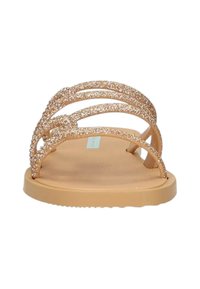Sandali color oro rosa con più cinturini glitterati, suola piatta e base color sabbia. I cinturini presentano una finitura scintillante per un tocco di dettaglio aggiuntivo.