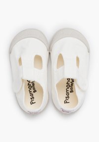 Witte canvas schoenen met een klittenbandsluiting, ronde neus, grijze rubberen zool en uitsnijdingen aan de zijkanten. Merknnaam afgedrukt aan de binnenkant.