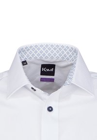 Camicia bianca con tessuto testurizzato. Il colletto presenta un motivo floreale blu. Include un bottone blu e un'etichetta con il logo all'interno. Vestibilità regolare.