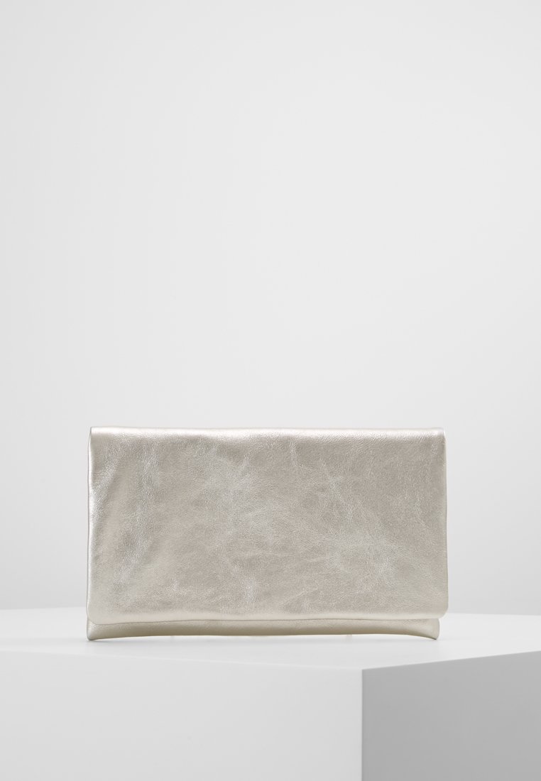 Metallisch silberne Clutch-Tasche mit glatter Textur, rechteckiger Form und einfachem Umschlagdesign. Keine sichtbaren Elemente oder Akzente.