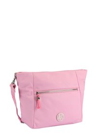 Borsa a spalla in nylon rosa con tasca frontale con zip, hardware argentato e logo decorativo. Presenta una base ampia e una tracolla regolabile.