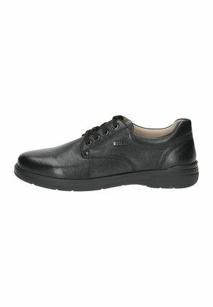 Zapatos negros con cordones, hechos de cuero texturizado, con una punta suave, tacón redondeado y suela de goma con un sutil detalle de marca.