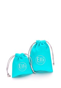 Türkise Stoffbeutel mit Kordelzug und silbernen Akzenten, mit dem Logo "Elli" und "WE ♥ JEWELS" in zwei Größen. Glatte Textur und abgerundete Form.