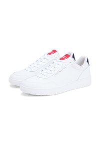 Λευκά αθλητικά παπούτσια από λείο συνθετικό υλικό. Διαθέτουν ροζ και ναυτικό μπλε λεπτομέρειες, στρογγυλή μύτη και σχεδιασμό με κορδόνια. Ορατή μινιμαλιστική σήμανση.