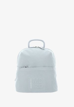 Zaino grigio chiaro dalla forma arrotondata, realizzato in tessuto. Presenta una maniglia superiore, chiusura con cerniera, tasca frontale e dettaglio con testo in rilievo.