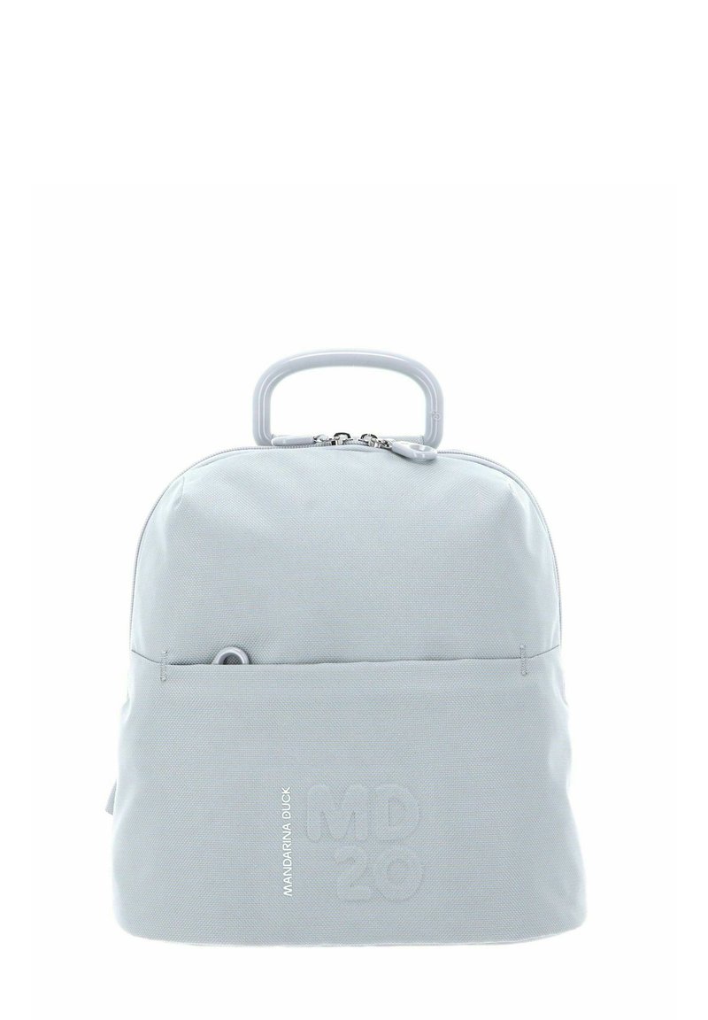 Zaino grigio chiaro dalla forma arrotondata, realizzato in tessuto. Presenta una maniglia superiore, chiusura con cerniera, tasca frontale e dettaglio con testo in rilievo.