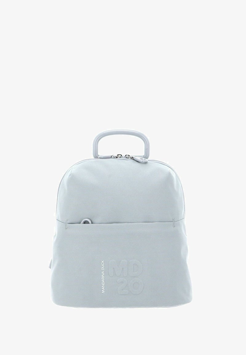 Zaino grigio chiaro dalla forma arrotondata, realizzato in tessuto. Presenta una maniglia superiore, chiusura con cerniera, tasca frontale e dettaglio con testo in rilievo.