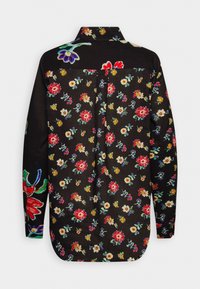 Chemise noire à manches longues avec des motifs floraux rouges, jaunes, blancs et bleus et un col classique, vue de dos.
