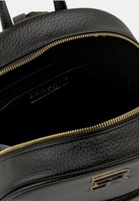 Zaino in pelle nera con finitura texturizzata, zip dorata e ampio interno con numerose tasche e rivestimento trasparente.