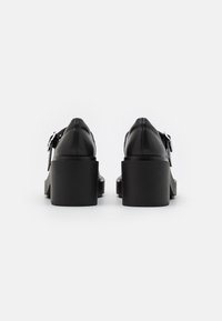 Monki Lodičky s platformou - black