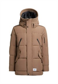 Hnedá prešívaná bunda s vysokým golierom a odnímateľnou kapucňou. Má vrecká na zips a logo na nášivke. Hladká textúra s prešívaným dizajnom.