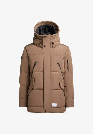 Ruskea untuvatakki, jossa korkea kaulus ja irrotettava huppu. Varustettu vetoketjullisilla taskuilla ja logoplaasilla. Sileä pinta ja tikattu kuvio.