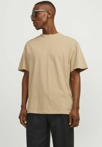 Jack & Jones PREMIUM JPRBLAHARVEY TEE UNISEX - Camiseta básica - travertine