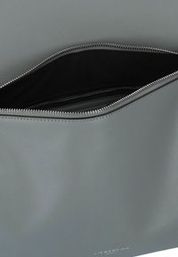 Borsa in pelle grigia con una superficie liscia, dotata di chiusura con zip e un interno foderato in nero. Logo stampato sul bordo inferiore.