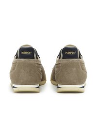 Suede tenisice u smeškastoj boji s tamnoplavim detaljima. Imaju teksturiranu površinu, podstavljeni deo na peti i karakterističan logotip na gornjoj zadnjoj strani.